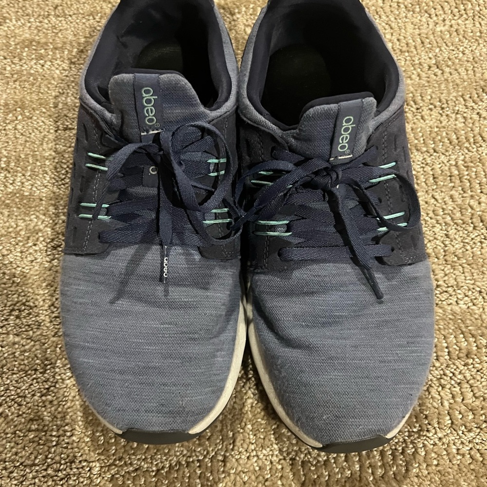 Women’s 9.5 Wide Abeo Sneakers